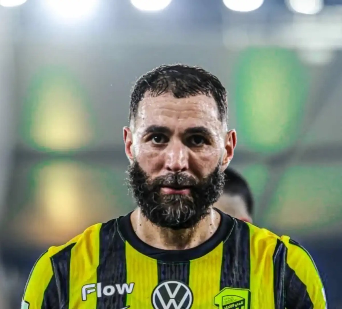 沙特要求金球先生放弃亿元高薪免费踢球,本泽马将无限期罢赛